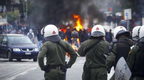 Πειραιάς:Επεισόδια με οπαδούς του Ολυμπιακού πριν από ομιλία Τσακαλώτου-vid