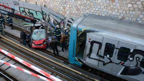 Αυτοκίνητο στις γραμμές του ΗΣΑΠ στο ΚΑΤ - Απίστευτες Εικόνες