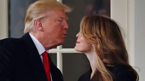 Το άκυρο της όμορφης Χόουπ Χικς στο φιλί του... Ιούδα Τραμπ [Βίντεο]