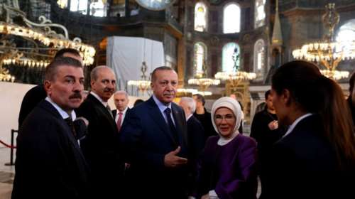 Nέα πρόκληση: Ο Ερντογάν χαιρετά μουσουλμανικά μέσα στην Αγία Σοφία -Βίντεο