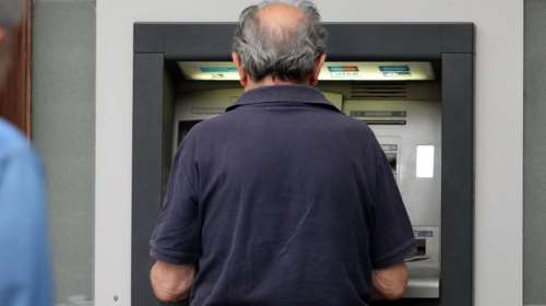 Έπαθε ανακοπή την ώρα που του επιτέθηκαν ληστές μπροστά στο ΑΤΜ