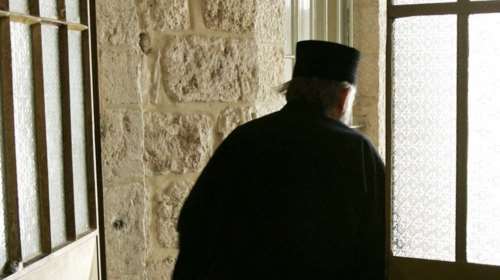 Κύπρος: Καθαιρείται ο ιερέας που βίαζε την θετή κόρη του