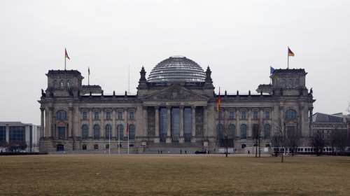 DW: Το Βερολίνο κρατά κλειστά τα χαρτιά του για το χρέος