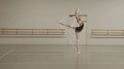 Ένα φιλμ καταγράφει με γεωμετρικά σχήματα τις κινήσεις της μπαλαρίνας