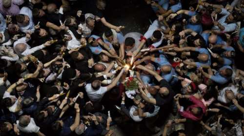 Το Άγιο Φως άναψε - πανηγυρική ατμόσφαιρα στα Ιεροσόλυμα (Live)