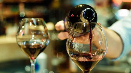 Νέα έρευνα: Πόσους μήνες ζωής κόβει ένα ποτήρι κρασί...