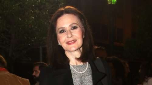 H Κάτια Δανδουλάκη κομψή με ανδρόγυνο look σε θεατρική πρεμιέρα