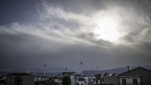 Συννεφιασμένη Κυριακή με τοπικές βροχές και υψηλές θερμοκρασίες