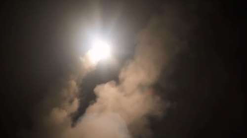 Η στιγμή της εκτόξευσης πυραύλου πριν χτυπήσει τη Συρία (βίντεο)