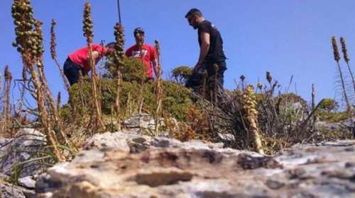 Tι λέει ο ένας από τους τρεις που έβαλαν τη σημαία στη νησίδα