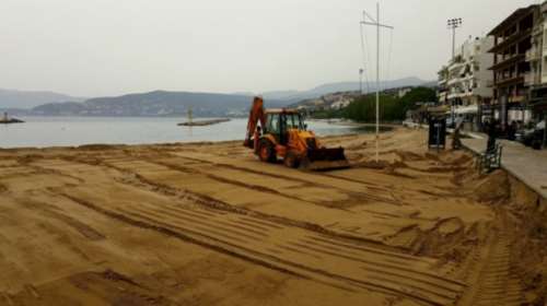 Ετοιμάζονται για το καλοκαίρι και στρώνουν άμμο σε παραλίες  Βίντεο