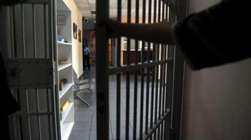 Κρατούμενος μετέφερε ναρκωτικά μέσα σε σαμπουάν