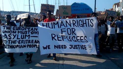 Πρόσφυγες κατέλαβαν πλατεία στο κέντρο της Μυτιλήνης