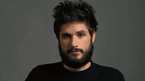 Ο Γιάννης Νιάρρος είναι ο νικητής του βραβείου Χορν