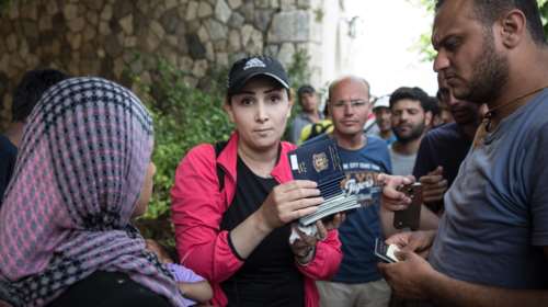 Spiegel: Εμπόριο με προσφυγικά έγγραφα στην Ελλάδα