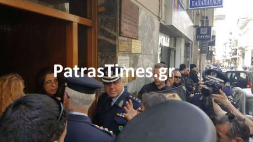 Πάτρα: Ενταση έξω από συμβολαιογραφείο για ηλεκτρονικό πλειστηριασμό Βίντεο