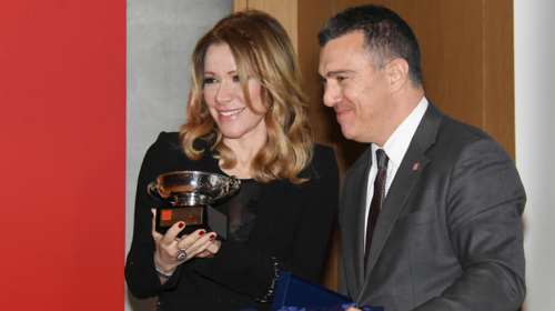 Όσα έγιναν στη βράβευση της Μ. Λάτση από τους απόφοιτους του LSE