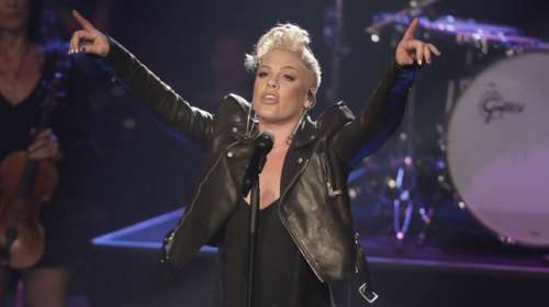 Η όμορφη γυναίκα της χρονιάς: Η ροκ-σταρ μαμά Pink αλλάζει τα δεδομένα