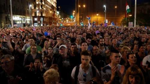Χιλιάδες Ούγγροι στους δρόμους της Βουδαπέστης, κατά του ελέγχου των μμε