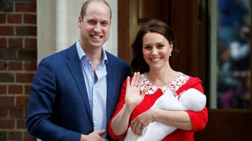 Η πρώτη δημόσια εμφάνιση του νέου πρίγκιπα στην αγκαλιά της μαμάς του