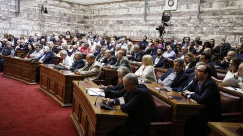 Μασάζ σε βουλευτές του ΣΥΡΙΖΑ για τη ρύθμιση για την αναδοχή