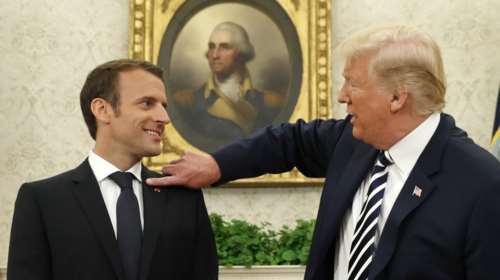 Σόου Τραμπ: Τίναξε... πιτυρίδα από το πέτο του Εμανουέλ Μακρόν! -φωτό