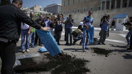 Μεγάλες πορείες στο κέντρο, πέταξαν λιγνίτη στη Βουλή
