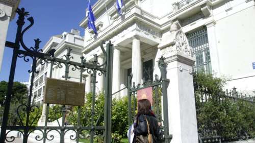 Μεσίστιες οι σημαίες στο Μπενάκη για το θάνατο του Αγγελου Δεληβορριά