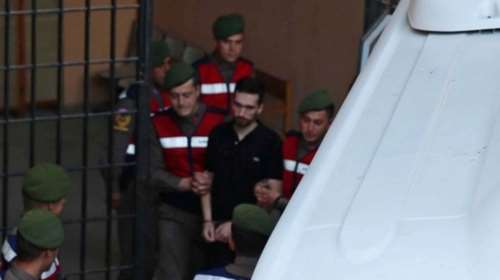 Με χειροπέδες και χωρίς κουκούλες η μεταγωγή των δύο Ελλήνων στρατιωτικών