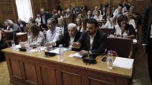 Βουλή: Θετικοί οι φορείς στην αναδοχή από ομόφυλα ζευγάρια