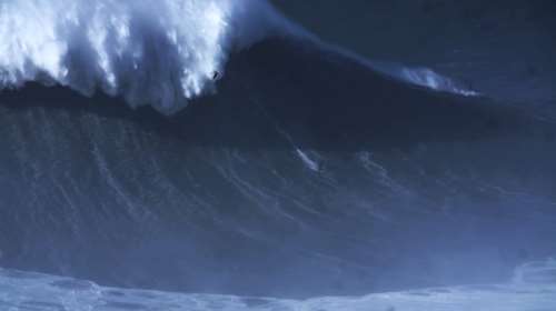 Σέρφερ σπάει το παγκόσμιο ρεκόρ ισορροπίας στο ψηλότερο κύμα -βίντεο