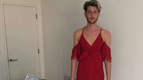 Viral πόζα: Παρήγγειλε παντελόνι &amp; γυαλιά και του έστειλαν κόκκινο φόρεμα