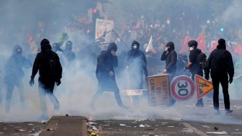 Παρίσι: Κουκουλοφόροι έκαψαν καταστήματα &amp; αυτοκίνητα-Αγριες συγκρούσεις