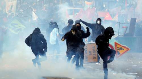 «Κόλαση» από κουκουλοφόρους στο Παρίσι