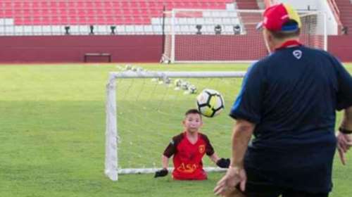 Γεννήθηκε χωρίς πόδια αλλά παίζει μπάλα με τον Μαραντόνα