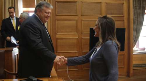 Βενιζέλος - Ντόρα υπέρ της αναδοχής από ομόφυλα ζευγάρια