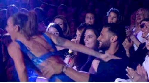 Δείτε την Ε. Βαλαβάνη να πέφτει στην αγκαλιά του Βασσάλου (Βίντεο)