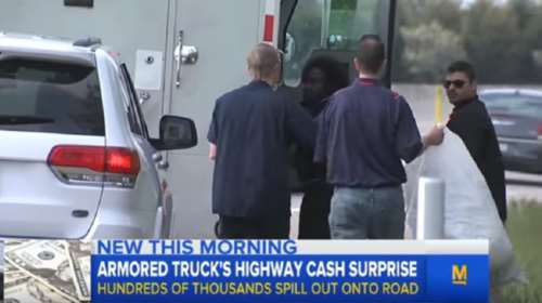 Όχημα χρηματαποστολής σκόρπισε χιλιάδες δολάρια σε αυτοκινητόδρομο (βίντεο)
