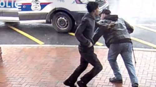 Το... άδοξο τέλος διαφυγής ενόπλου: Τρικλοποδιά από πολίτη με μπαστούνι