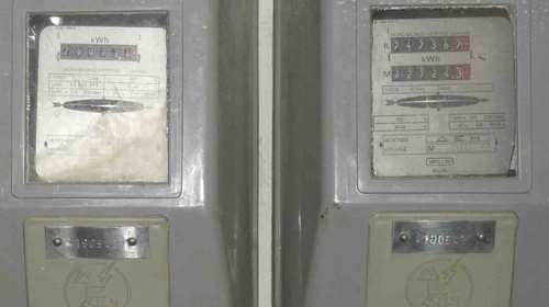 Στόλισαν με... σεμεδάκι ρολόγια της ΔΕΗ (εικόνα)