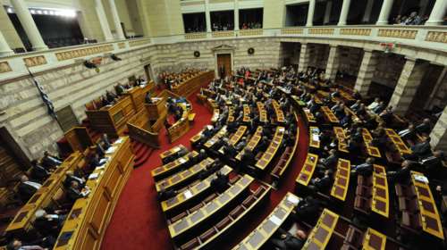 Ψηφίζεται το νομοσχέδιο για την αναδοχή από ομόφυλα ζευγάρια [live]