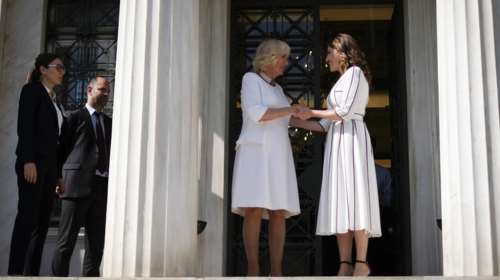 Ολη η επίσκεψη της Καμίλα στο Μουσείο Μπενάκη σε φωτογραφίες