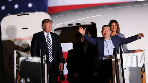 Στις ΗΠΑ οι Αμερικανοί που απελευθέρωσε ο Κιμ-Υποδοχή από Τραμπ &amp; Μελάνια