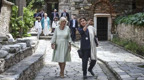 Η Καμίλα μαζί με τη Λυδία Κονιόρδου διαβάζουν Χάρι Πότερ στα παιδιά