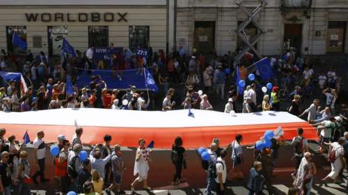 Mαζικές αντικυβερνητικές διαδηλώσεις στην Πολωνία