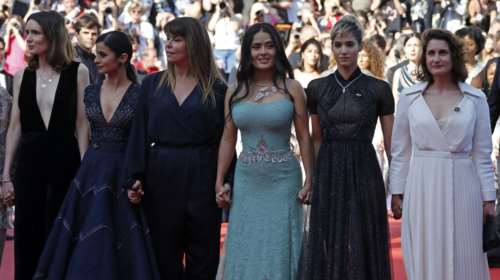 «Κατάληψη» στο κόκκινο χαλί για την μισθολογική ισότητα