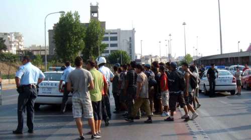 Ερευνες μετά τη μήνυση οδηγού ότι απειλήθηκε με όπλο από αλλοδαπό