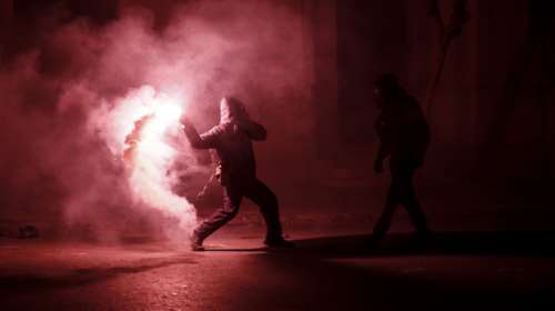 Το βίντεο από την επίθεση με μολότοφ στο σπίτι του Φλαμπουράρη και το ΠΑΣΟΚ