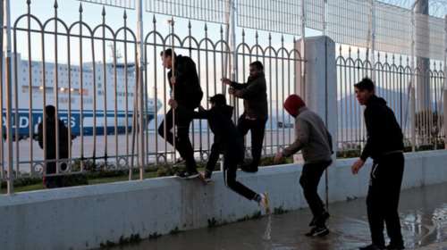 450 αστυνομικοί στο λιμάνι της Πάτρας απομάκρυναν τους μετανάστες (φωτο)