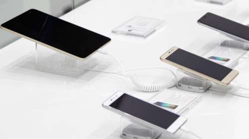 Άτακτη υποχώρηση της κυβέρνησης για το χαράτσι 2% σε κινητά - τάμπλετ